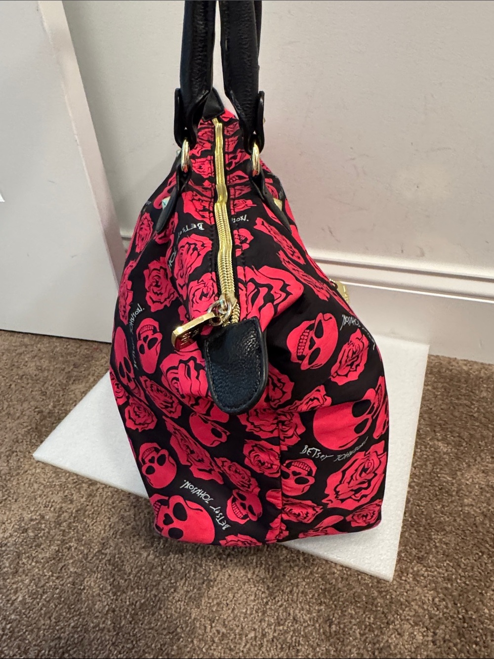 Betsey Johnson Black & Hot Pink Skull and Rose Tote travel bag purse - Picture 4 of 8
